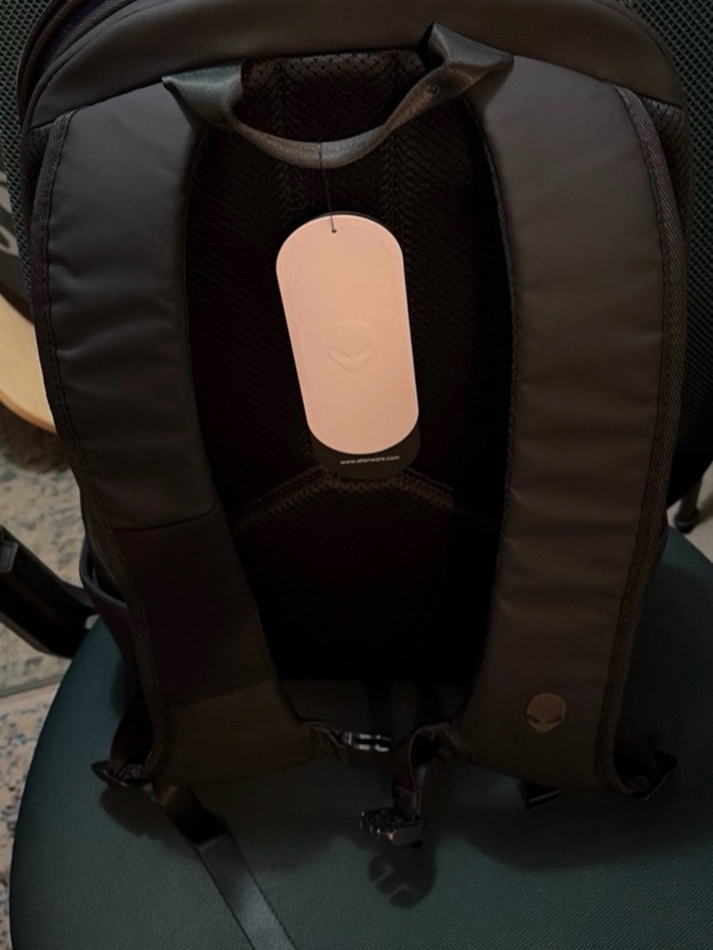 Alienware 16 Backpack - Picture 3 of 3